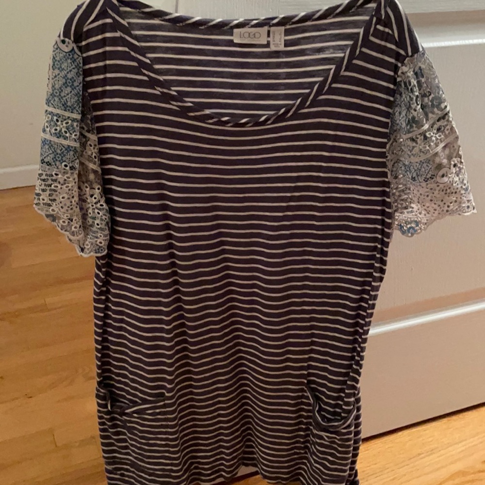 LOGO top like new with pretty sleeves